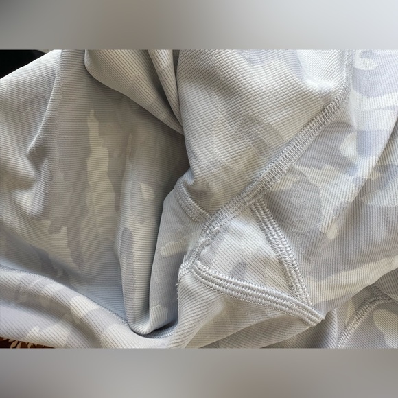 Like New Lululemon Wunder Under High Rise 28” Rib size 8 in Incognito Camo - Picture 4 of 5